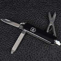Нож-брелок Victorinox Classic SD 0.6223.3G - Превью изображения №11 — Интернет-магазин Time-Shop