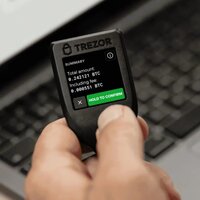 Аппаратный криптокошелек Trezor Model T (черный) - Превью изображения №4 — Интернет-магазин Time-Shop