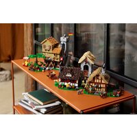 Конструктор LEGO Icons 10332 Средневековая городская площадь - Превью изображения №15 — Интернет-магазин Time-Shop