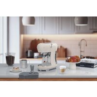 Рожковая кофеварка Smeg ECF02CREU - Превью изображения №5 — Интернет-магазин Time-Shop