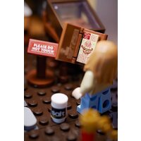Конструктор LEGO Ideas 21341 Фокус-Покус: Коттедж сестер Сандерсон - Превью изображения №18 — Интернет-магазин Time-Shop
