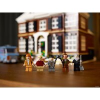 Конструктор LEGO Ideas 21330 Один дома - Превью изображения №38 — Интернет-магазин Time-Shop