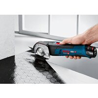 Листовые электрические ножницы Bosch GUS 12V-300 Professional 06019B2904 (с 2-мя АКБ, кейс) - Превью изображения №2 — Интернет-магазин Time-Shop