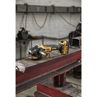 Угловая шлифмашина DeWalt DCG405P3 (с 3-мя АКБ, кейс) - Превью изображения №4 — Интернет-магазин Time-Shop