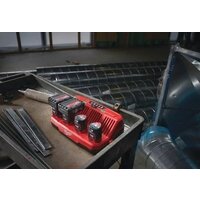 Зарядное устройство Milwaukee M12 C4 4932430554 (12В) - Превью изображения №5 — Интернет-магазин Time-Shop